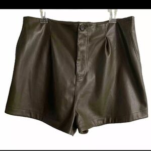 Avec Les Filles Pleated Faux Vegan Leather Shorts Sz XL Hunter Green High Waist